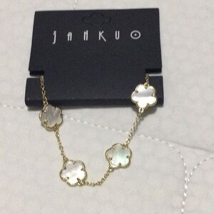 Clover inspired bracelet gold with mother of pearl finish